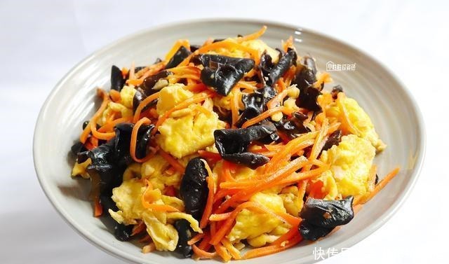 加点|炒鸡蛋时,直接下锅就错了,加点它一起炒,鸡蛋鲜嫩无腥味