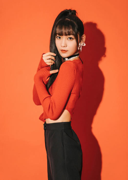  针织衫|她因《创造101》成名，今穿短款牛仔衣配花苞裙，变身帅气少女