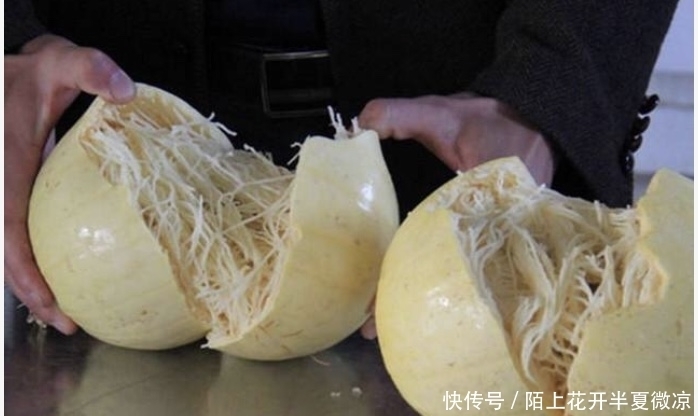 完长|男子买瓜回家,切开一看没有瓜肉也没有水,看完长知识了