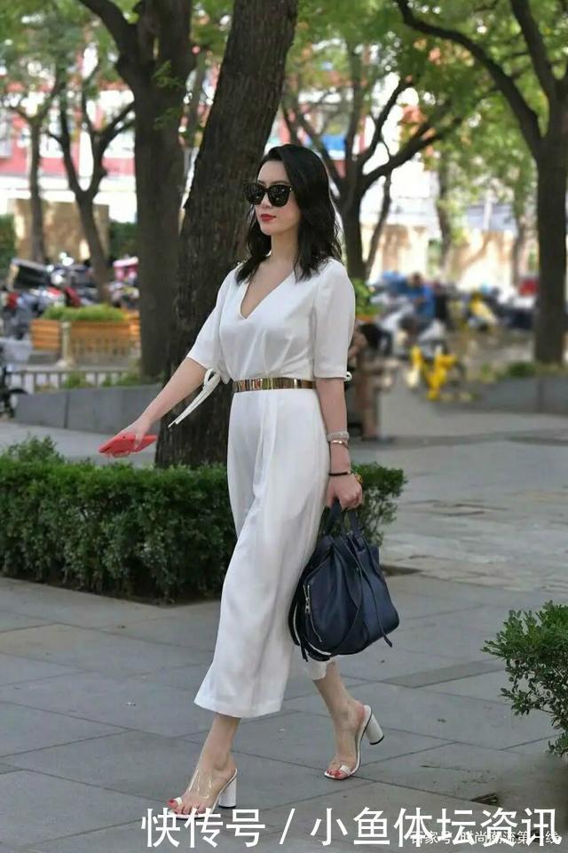 轻女孩|过了40岁的女人，夏季尽量选择阔腿裤，时髦显瘦又吸睛！