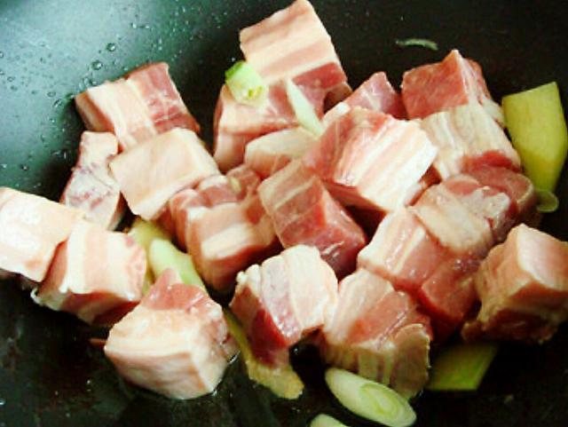  红烧肉|红烧肉不要放八角、桂皮，放上这2样炖才香，减肥都要吃一顿