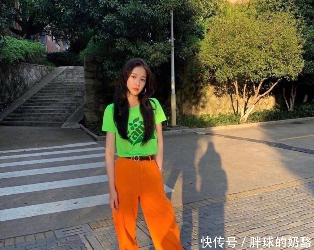 中裙|虞书欣的衣品又提升了,黑色宽松中裙慵懒随性,既显贵气又显气质