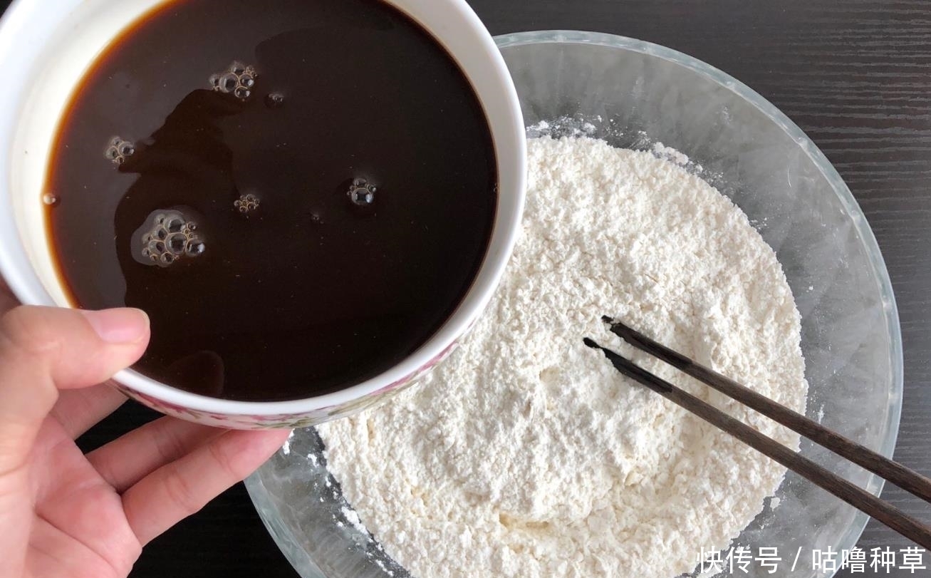 教你做|教你做红糖开花发糕,不用揉面很简单,掌握一个技巧,个个开花