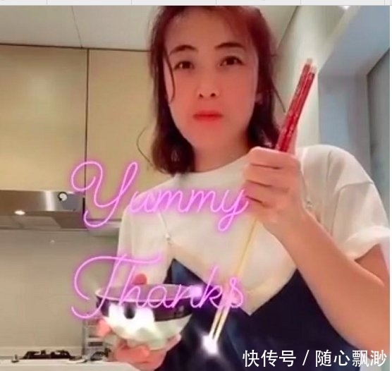 老婆|甘比吃饭显狼狈,刘銮雄老婆站着拿碗筷,碎发挡眼睛也要看镜头