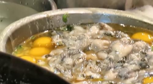 新鲜|大妈街边卖“炸生蚝”,6元一碗,顾客遭哄抢,半天能卖200碗