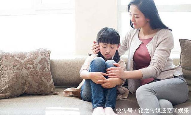 简单|10岁女童遭老人强制让座，妈妈简单的几句话给全车人都上了一课