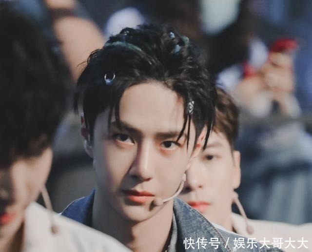  上身|王一博潮流裤子穿上身，网友直呼辣眼睛，比同场明星丑太多