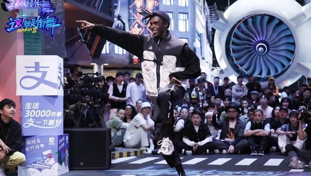  街舞|街舞：看不懂张艺兴的krump？没关系，身后选手的表情说明了一切