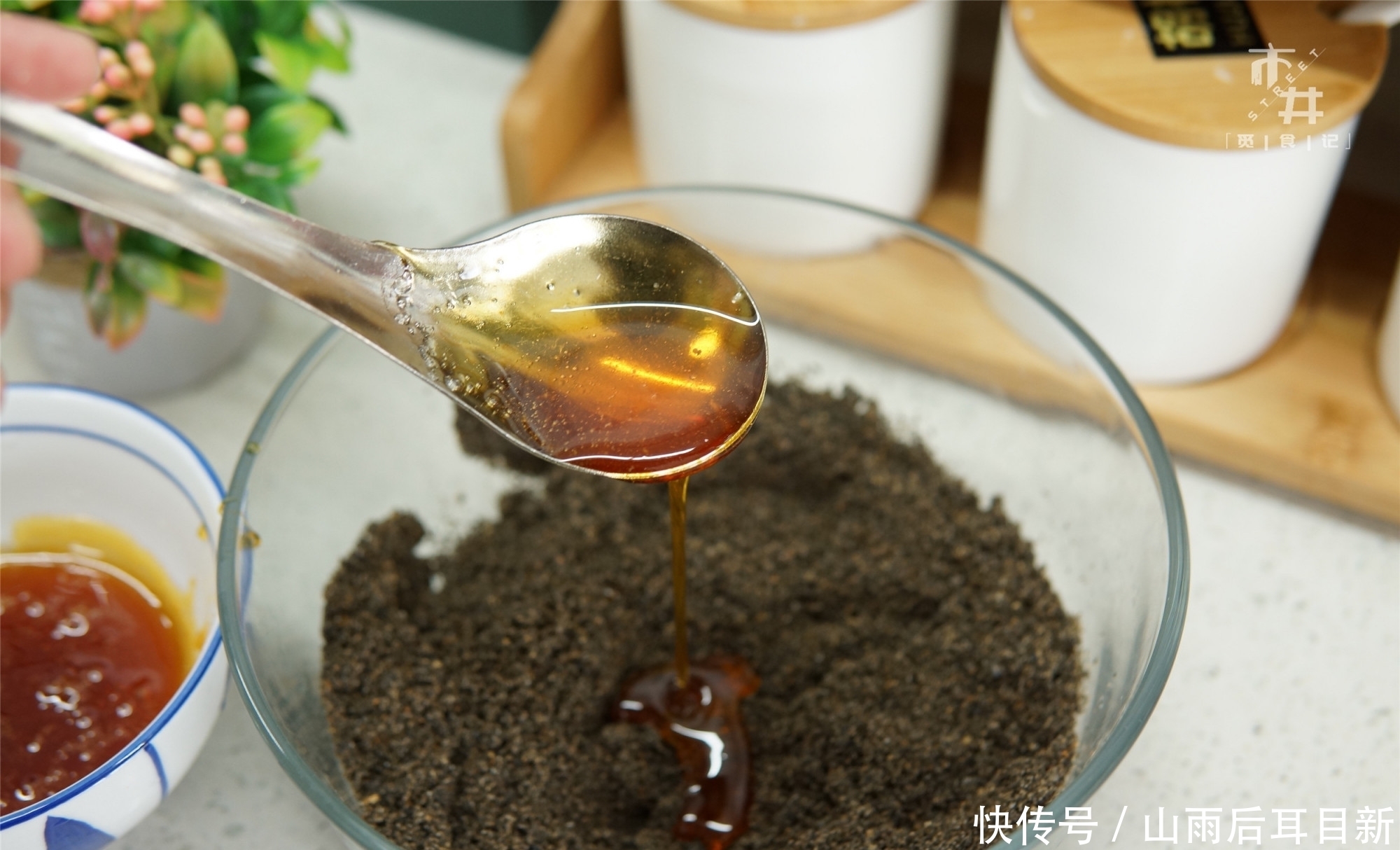 黑芝麻|1碗黑芝麻,3勺蜂蜜,搓一搓做“黑芝麻丸”,1元1颗,头发黑又亮