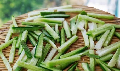 当天|腌萝卜条,别只会加盐,学会一招,萝卜条脆爽入味,当天腌当天吃