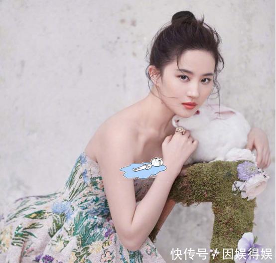  礼服|刘亦菲打扮好贵气，穿一身长款礼服裙，身材纤细真招人喜欢