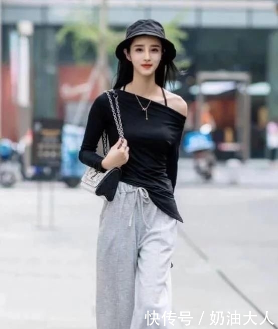 小姐姐|街拍:身材高挑的小姐姐,条纹上衣配牛仔热裤,青春活力气息