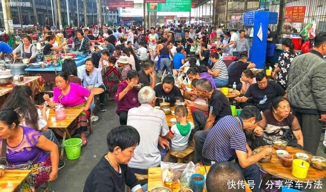 小山|云南最爱吃米线的城市,卖米线“堆成小山”,吃米线“一位难求”