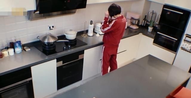 麦迪娜|姜潮送无袖裙“逼哭”妈妈,麦迪娜反应抢镜,婆媳关系好坏很明显