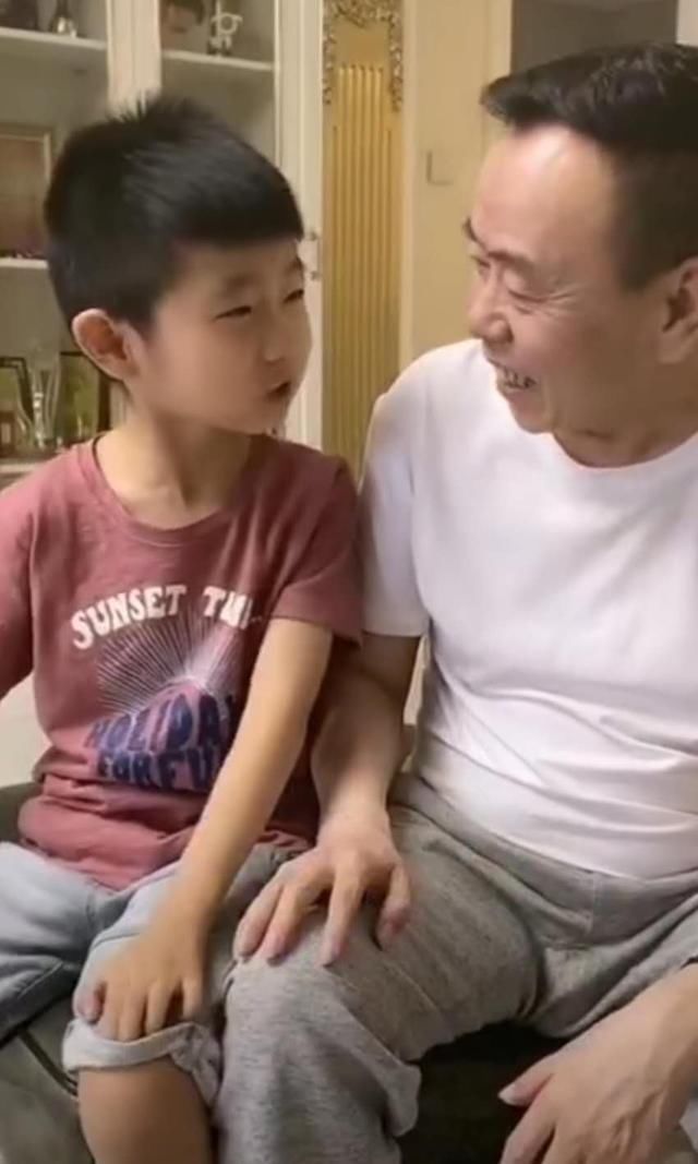  病号服|62岁潘长江疑健康告急穿病号服现身显老态，背景杂乱似医院