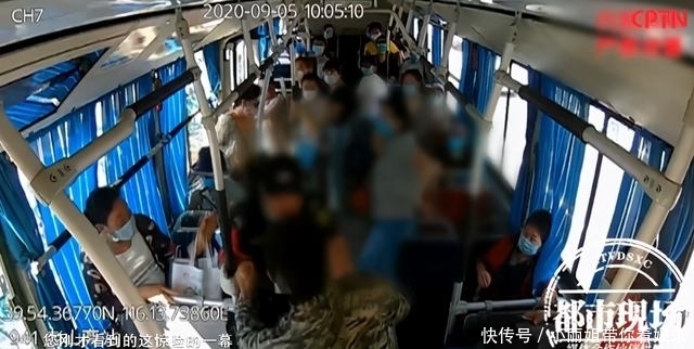 正面|场面太惊险!男子公交车上持刀伤人,乘务员正面搏斗缝了22针