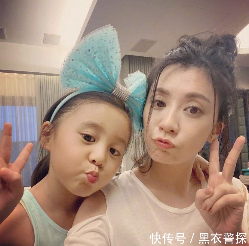 童年|45岁贾静雯晒童年照,冻龄女神颜值逆生长,女明星为何都会驻颜