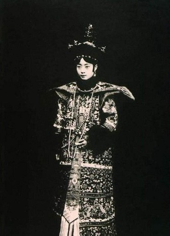 婉容|末代皇后婉容的日常服饰,图2是皇后朝服,图6是日本和服