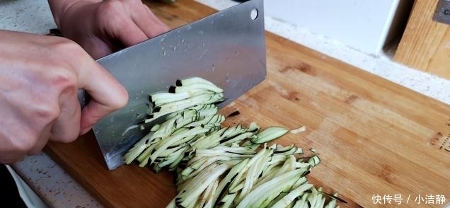  凉拌|茄子我家最爱这样吃，不用蒸，不用炒，不凉拌，隔三差五不吃就馋