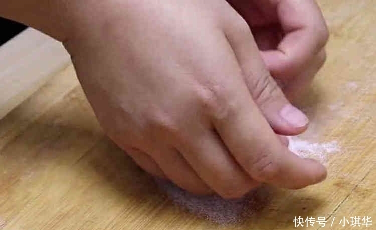  吃法|玉米面新吃法, 开水一烫, 筷子一压, 出锅个个酥脆, 全家都爱吃