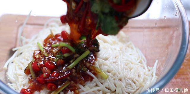 泼辣|不加油泼辣子的金针菇是没有灵魂的,这么拌出来,闻着都下饭