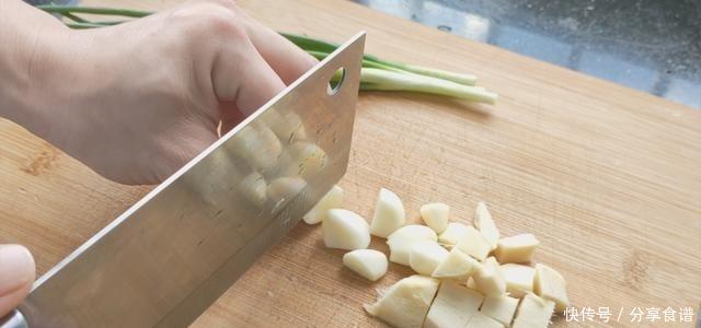  不炸|看看客家人怎么吃，不煎不炸，出锅3斤鸡肉加1斤花甲带汁吃光光