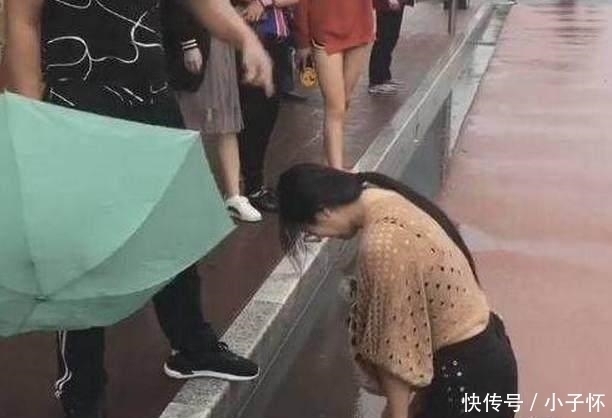 下跪|雨天女子下跪求男友原谅，男友你卖那么贵，买不起啊