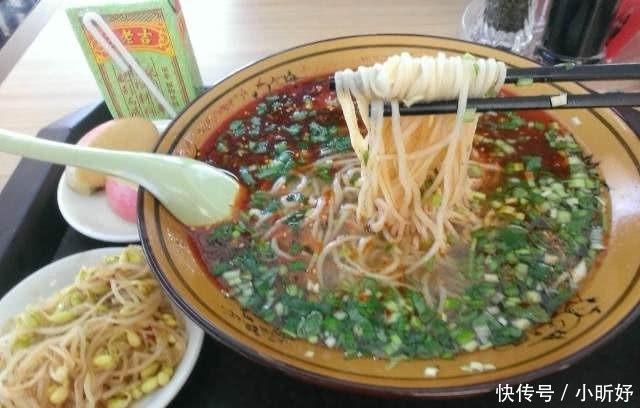 回答|外国人疑惑:为什么中国人吃的面条都带汤呢?网友的回答扎心了