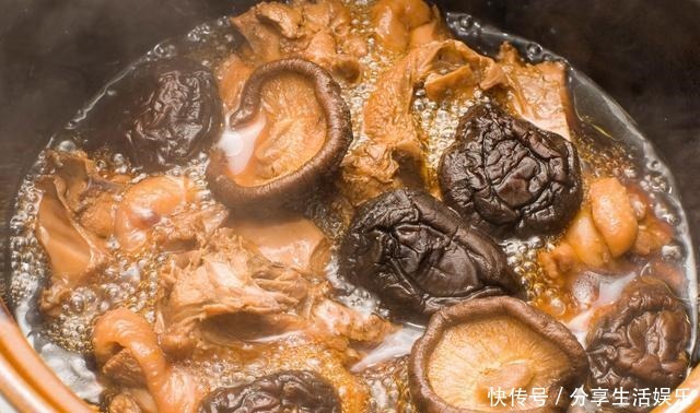 大厨|鸡肉焯水是大忌,不管鲜鸡还是冻肉,大厨教你这样做,鲜嫩有营养