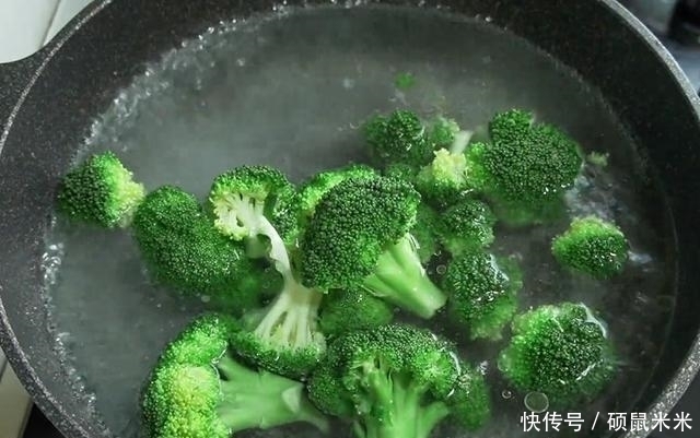 过瘾|秋天要多吃南瓜,加一朵西兰花,不用炒不用炖,一口一块真过瘾