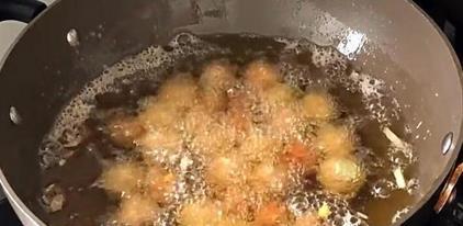  试试|一块五花肉，一碗糯米粉，试试这种特色做法，开胃又下饭
