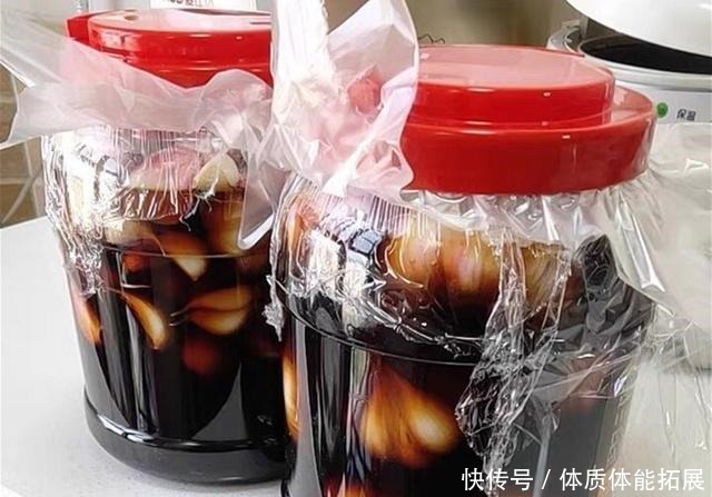 腌制|“腌糖醋蒜”只加糖和醋那就错了,少了它,蒜苦涩难吃还易坏