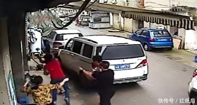 打完|小伙被多名男子持钢管殴打，打完人还要赔偿一千元：不给就让你们三人躺在这