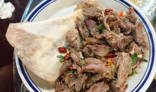 桌子的菜|朋友花300多请吃农家菜,老板还送了一道菜,吃了一口脸都黑了