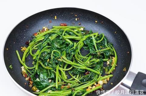  翠绿|炒青菜时，直接下锅是不对的，掌握3个小窍门，青菜翠绿不出水