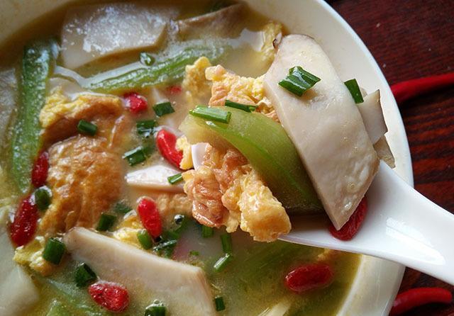 分钟|大热天适合煮这汤,5分钟做好,菜鲜汤白不输骨汤,每人喝两碗