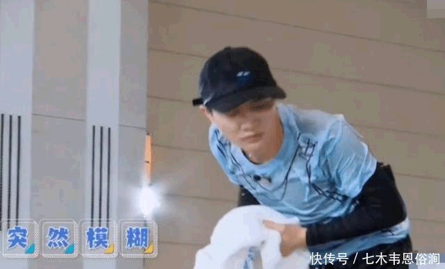 嘉宾|周深急找隐形眼镜,谁注意到李晨的表情?网友直呼:太恶俗了