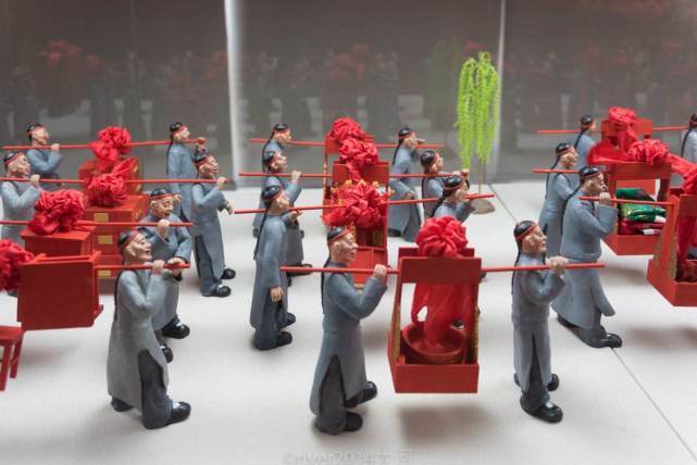 浪漫|妹妹先出嫁，姐姐忌恨找个好人家，等自己出嫁，却憎恨丈夫太浪漫