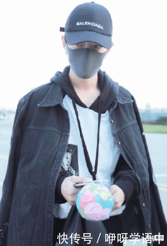 机场|肖战接受视频专访,穿黑白套装机场亮相,期待男神更多新作