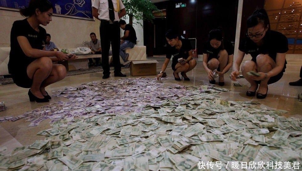  夫妇|农村夫妇带14麻袋零钱买房, 攒了30年, 最终金额让人十分佩服