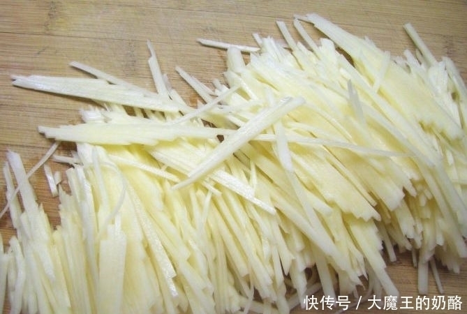做法|炒土豆丝时,千万别再直接下锅了!教你2招,土豆丝又香又脆