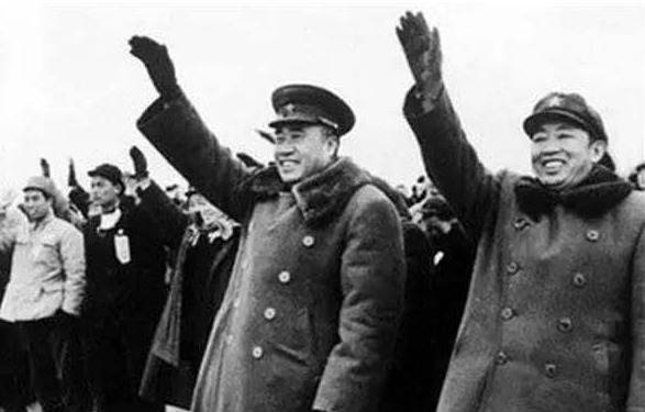 回乡|开国上将回乡遇“疯婆子”,上将却说:谁再敢拦她,我就毙了谁