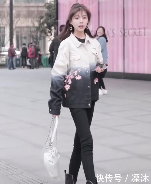 紧身裤|小姐姐这腿是真实存在的?穿上紧身裤只有几道褶皱,细到像假腿