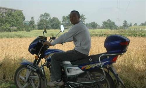 摩托车|汶川地震后,他用摩托车背着“亡妻”回家,6个月后却被世人谩骂