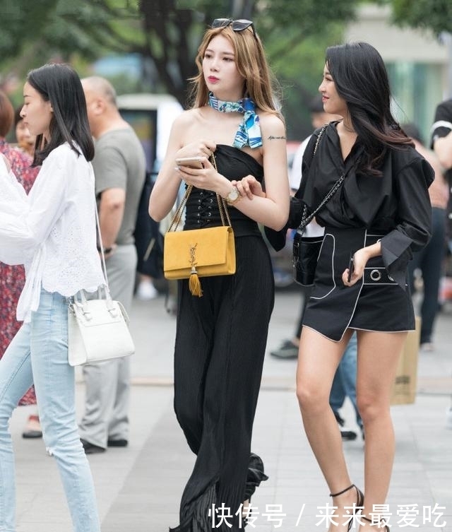 美女|路人街拍,美女颜值美丽,穿搭很时尚,满满的都市女郎风采!