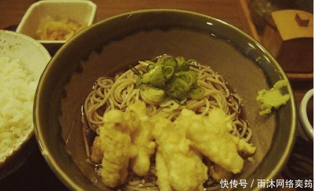 报警|女子在火车站吃面1千元一碗，报警后果然值一千元，女子开心付款