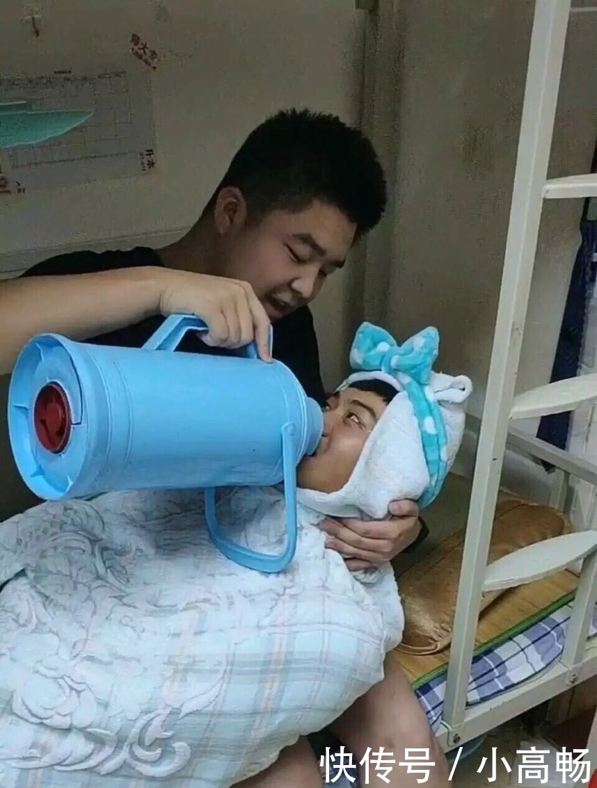 在家|老公不在家。老婆一个人抱着卧室门这样玩。