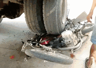 那天|搞笑GIF趣图:那天回家看到这坦克,吓得我车都没要就跑了