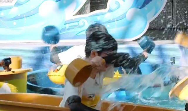 戴假发|《奔跑吧》唯一全程戴假发的嘉宾,中途不小心掉到水里,观众看懵