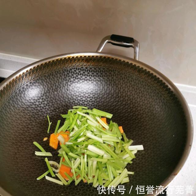 豆腐|脆脆的香芹，软糯的豆腐，不相干的两种食物，组合出不一样的美味